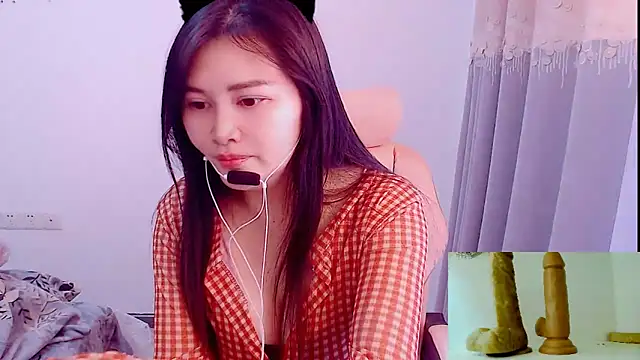 Snapshot of Little-sweet chatting on 12.16.25 Little-sweet online show from 12.16.25