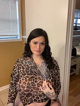 Snapshot of TexasTattooedHouseWife chatting on 02.21.25 TexasTattooedHouseWife online show from 02.21.25