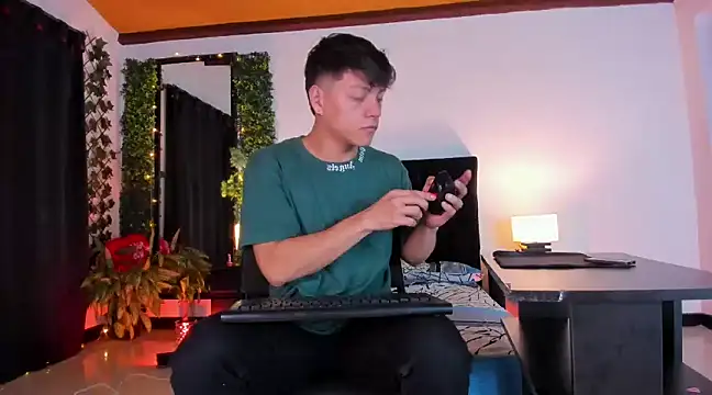 Snapshot of Valentino__X chatting on 02.18.25 Valentino X online show from 02.18.25