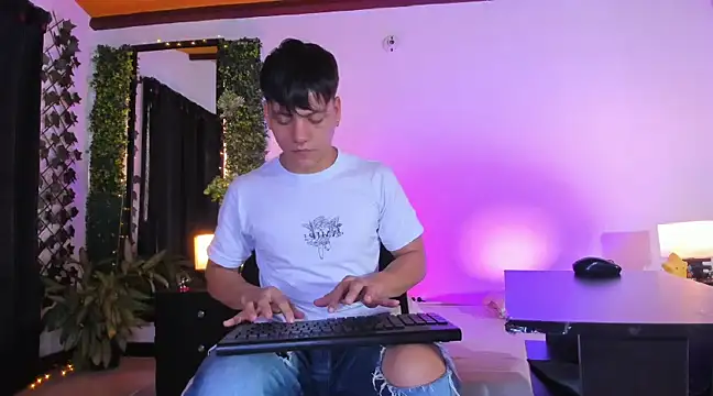 Snapshot of Valentino__X chatting on 03.03.25 Valentino X online show from 03.03.25