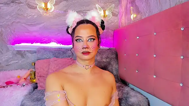 Snapshot of taylorbunny_x chatting on 10.23.25 taylorbunny x online show from 10.23.25