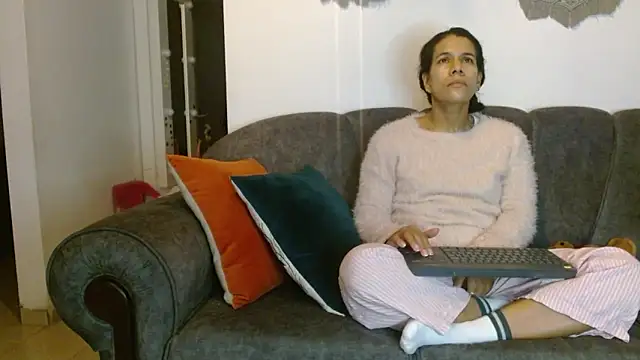 Vanessa Aniston online show from 04.17.26