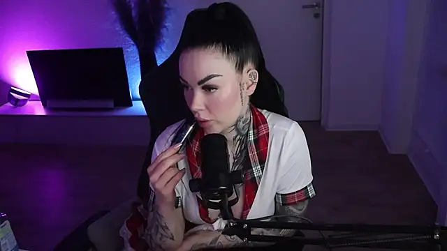 Snapshot of PalinaPr chatting on 02.17.25 PalinaPr online show from 02.17.25