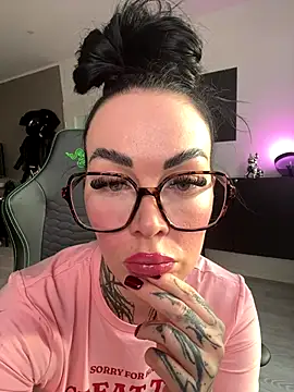 Snapshot of PalinaPr chatting on 10.21.25 PalinaPr online show from 10.21.25