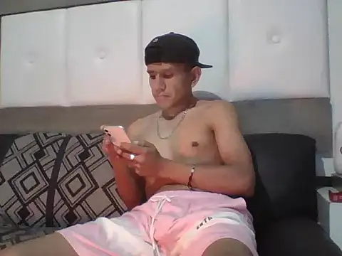 Snapshot of oiram27 chatting on 11.27.25 oiram27 online show from 11.27.25