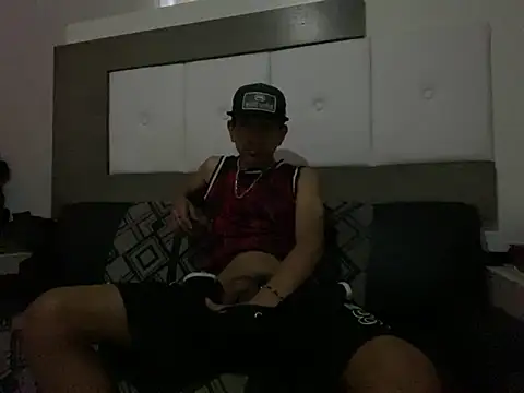 Snapshot of oiram27 chatting on 05.19.26 oiram27 online show from 05.19.26