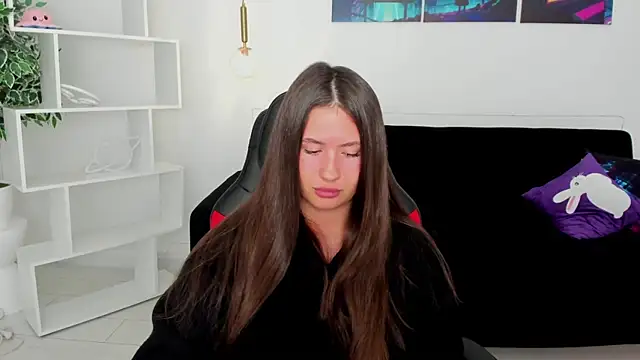 milaleoneli online show from 11.25.25