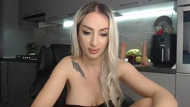 Snapshot of queenzoora chatting on 05.21.26 queenzoora online show from 05.21.26