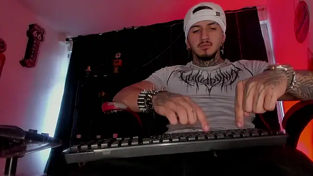 Snapshot of the_beast_master_ chatting on 07.16.26 the beast master online show from 07.16.26
