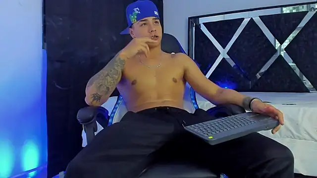 Snapshot of SantiagoReyesFtt chatting on 12.31.24 SantiagoReyesFtt online show from 12.31.24