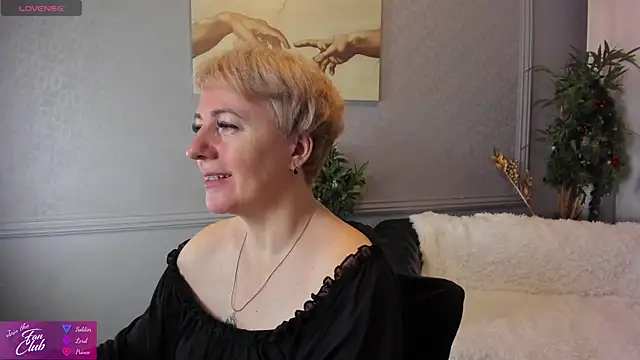 Snapshot of Nika_Smit chatting on 12.22.24 Nika Smit online show from 12.22.24