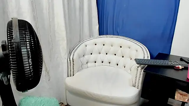 Snapshot of Analia18_ chatting on 01.14.25 Analia18 online show from 01.14.25