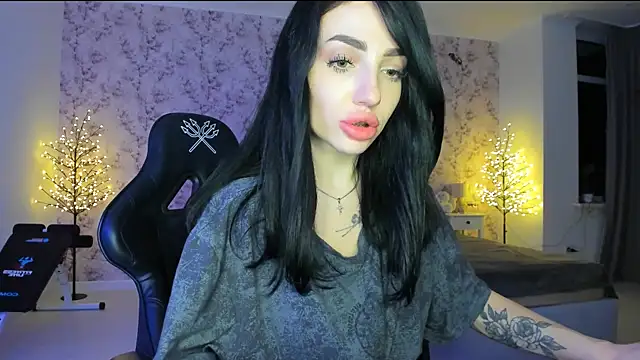 NancyLovee  online show from 12.21.25