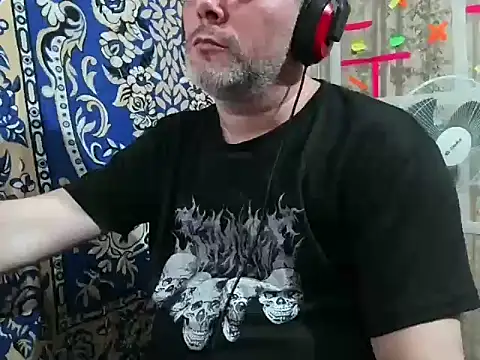 Snapshot of AgnichBan chatting on 09.25.25 AgnichBan online show from 09.25.25