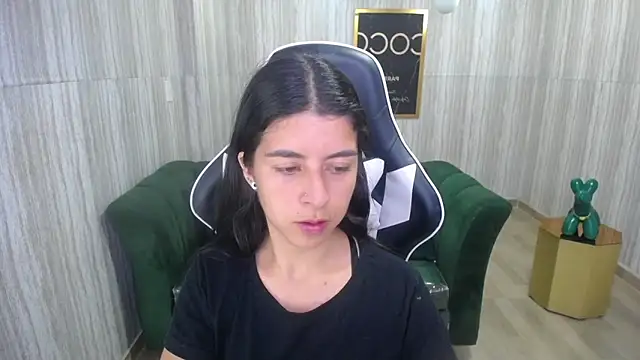 Snapshot of Bela_t_ chatting on 12.10.24 Bela t online show from 12.10.24