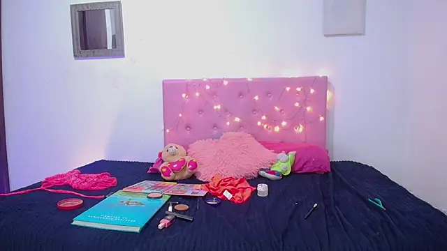 Snapshot of issa_kitty chatting on 02.18.25 issa kitty online show from 02.18.25