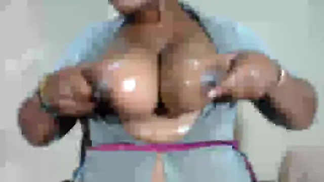 Snapshot of boobassymom chatting on 02.11.25 boobassymom online show from 02.11.25