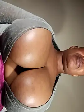 Snapshot of boobassymom chatting on 09.12.25 boobassymom online show from 09.12.25