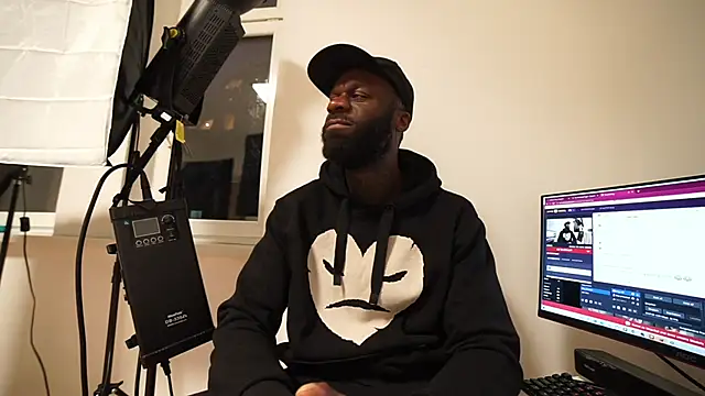 MacTroy online show from 12.04.24