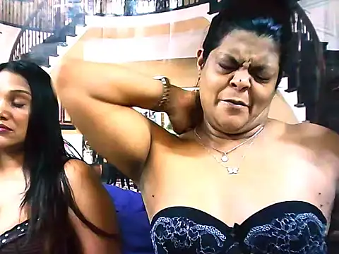 Snapshot of indianCherryPie chatting on 10.13.25 indianCherryPie online show from 10.13.25