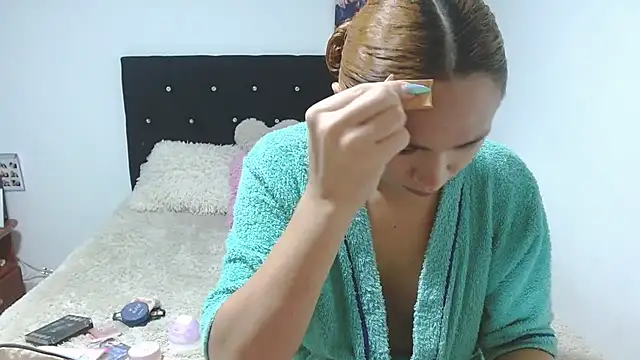 Snapshot of giuliana_andrade chatting on 10.31.25 giuliana andrade online show from 10.31.25