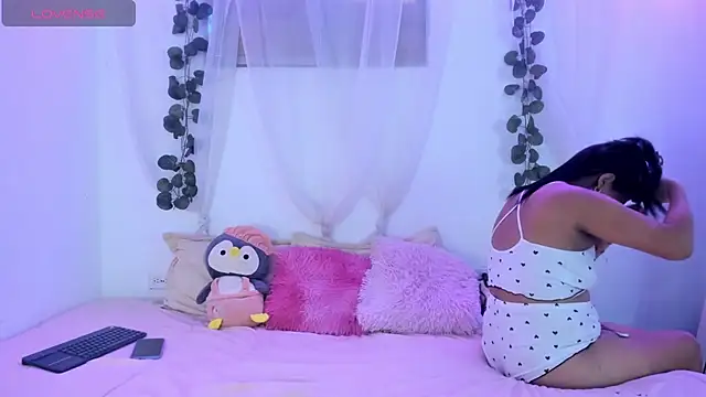 Snapshot of catalina_and_roger chatting on 01.11.26 catalina and roger online show from 01.11.26