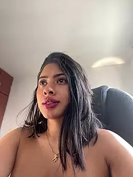 Snapshot of AlessaPears chatting on 01.08.25 AlessaPears online show from 01.08.25