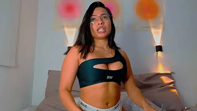 Snapshot of AlessaPears chatting on 02.04.25 AlessaPears online show from 02.04.25