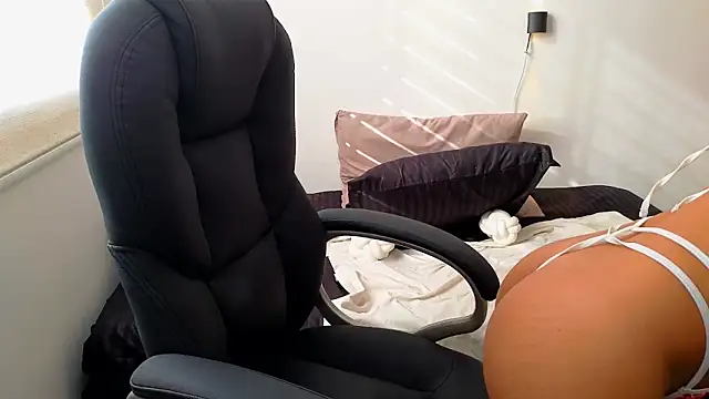 Snapshot of AlessaPears chatting on 02.20.25 AlessaPears online show from 02.20.25