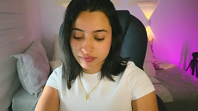 Snapshot of AlessaPears chatting on 09.28.25 AlessaPears online show from 09.28.25