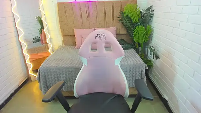 Roxanne tay online show from 02.08.25