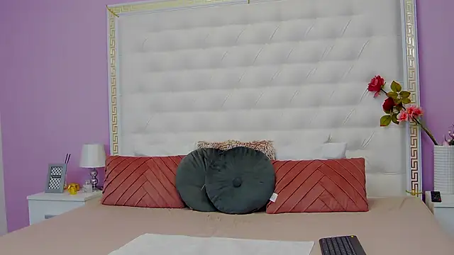 Lenna Paul online show from 01.27.25