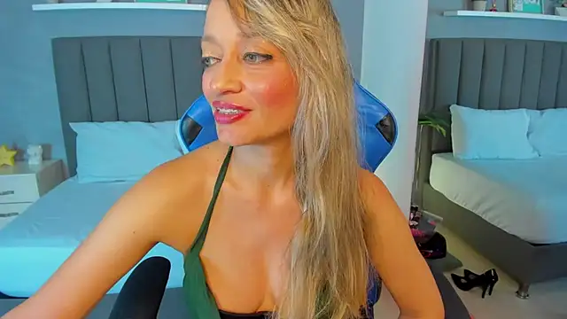 Snapshot of emma_collson chatting on 10.04.25 emma collson online show from 10.04.25