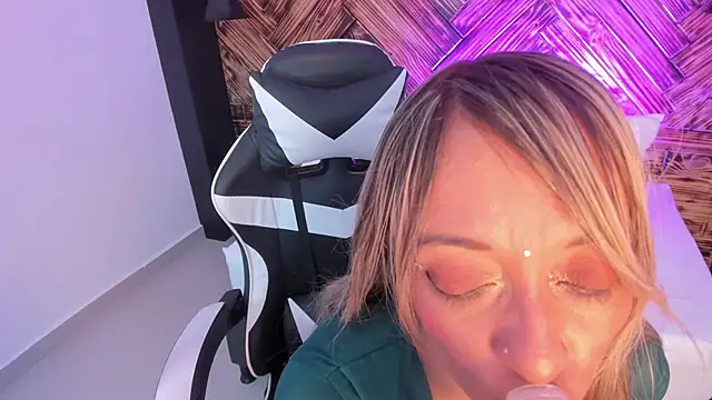 Snapshot of emma_collson chatting on 11.27.25 emma collson online show from 11.27.25