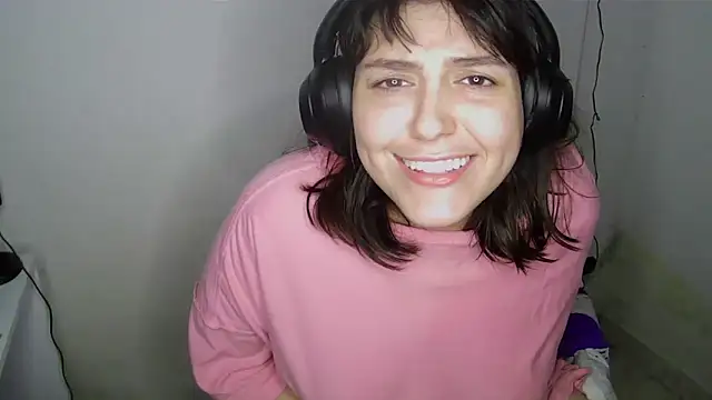 Snapshot of soysara15 chatting on 06.14.26 soysara15 online show from 06.14.26