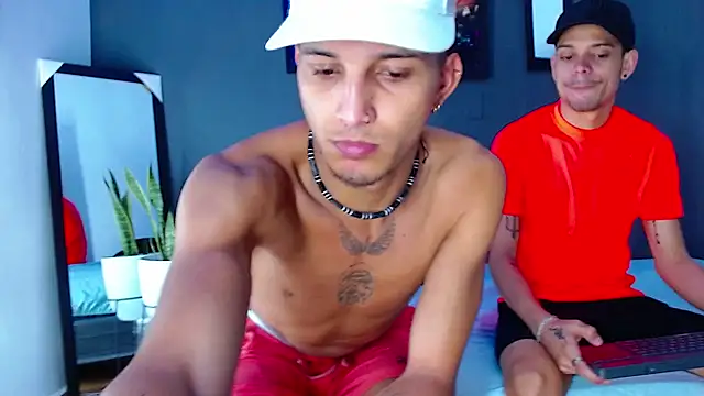 Snapshot of Friendsofeverything_ chatting on 12.23.24 Friendsofeverything online show from 12.23.24