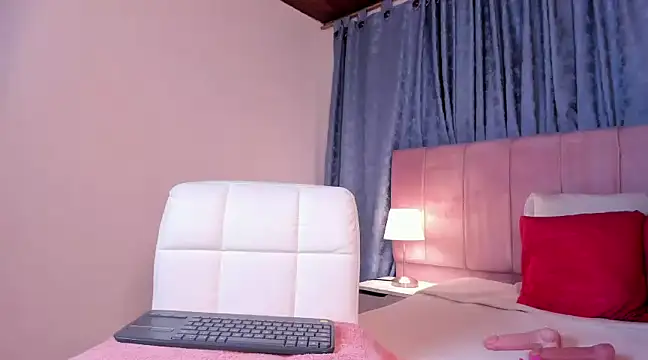 Snapshot of x_milu chatting on 02.14.25 x milu online show from 02.14.25