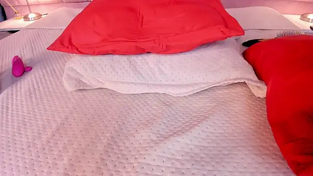 Snapshot of x_milu chatting on 02.24.25 x milu online show from 02.24.25