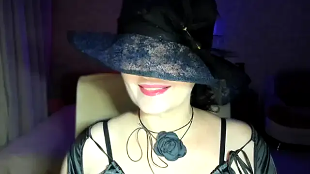 Snapshot of WitchBlueRose chatting on 11.07.25 WitchBlueRose online show from 11.07.25