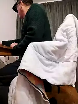 Snapshot of 25mitch chatting on 11.23.25 25mitch online show from 11.23.25