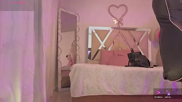 Snapshot of Laylafoxy_tay chatting on 11.15.25 Laylafoxy tay online show from 11.15.25