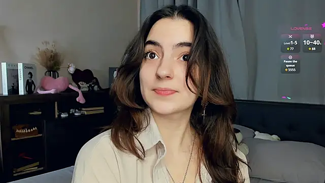 Snapshot of DracosMoon chatting on 10.29.25 DracosMoon online show from 10.29.25