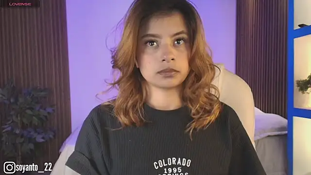 Snapshot of Antonella_Torres2 chatting on 12.17.25 Antonella Torres2 online show from 12.17.25