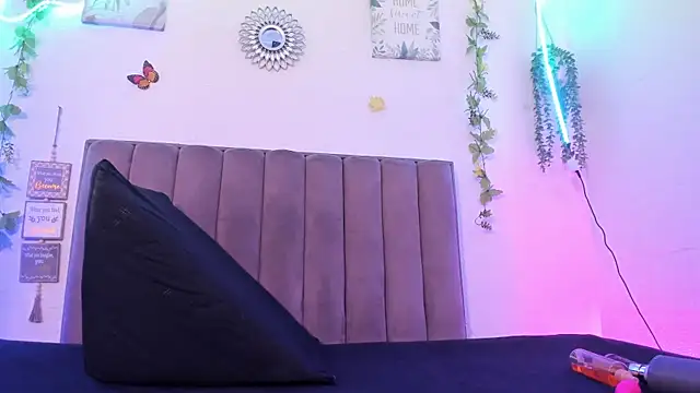 Snapshot of DeisyHarper chatting on 10.30.25 DeisyHarper online show from 10.30.25