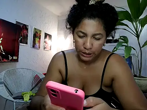 Snapshot of bellacrespalatina chatting on 03.18.26 bellacrespalatina online show from 03.18.26