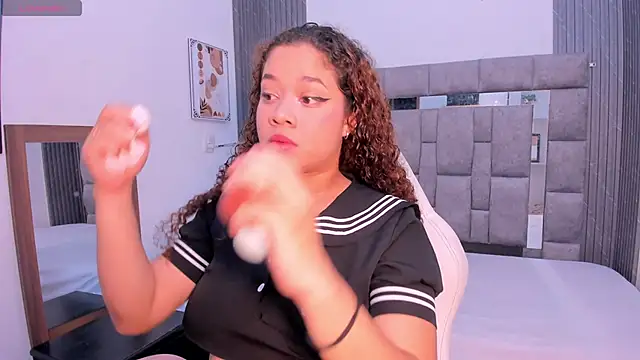 Snapshot of zulyjones chatting on 10.18.25 zulyjones online show from 10.18.25