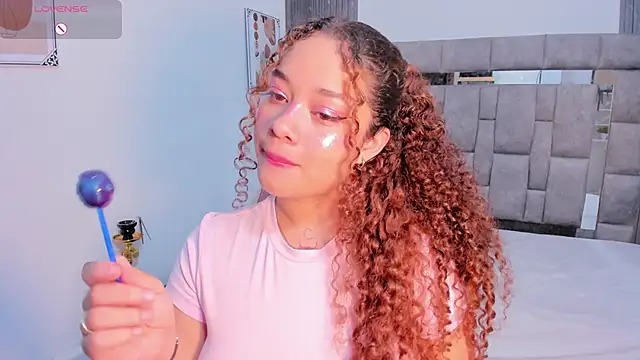 Snapshot of zulyjones chatting on 11.05.25 zulyjones online show from 11.05.25