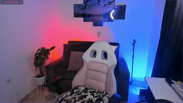 Snapshot of odelei chatting on 10.26.25 odelei online show from 10.26.25