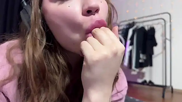 Snapshot of PaulaPratt chatting on 12.12.24 PaulaPratt online show from 12.12.24