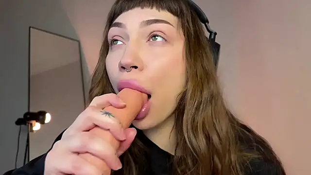 Snapshot of PaulaPratt chatting on 02.21.25 PaulaPratt online show from 02.21.25